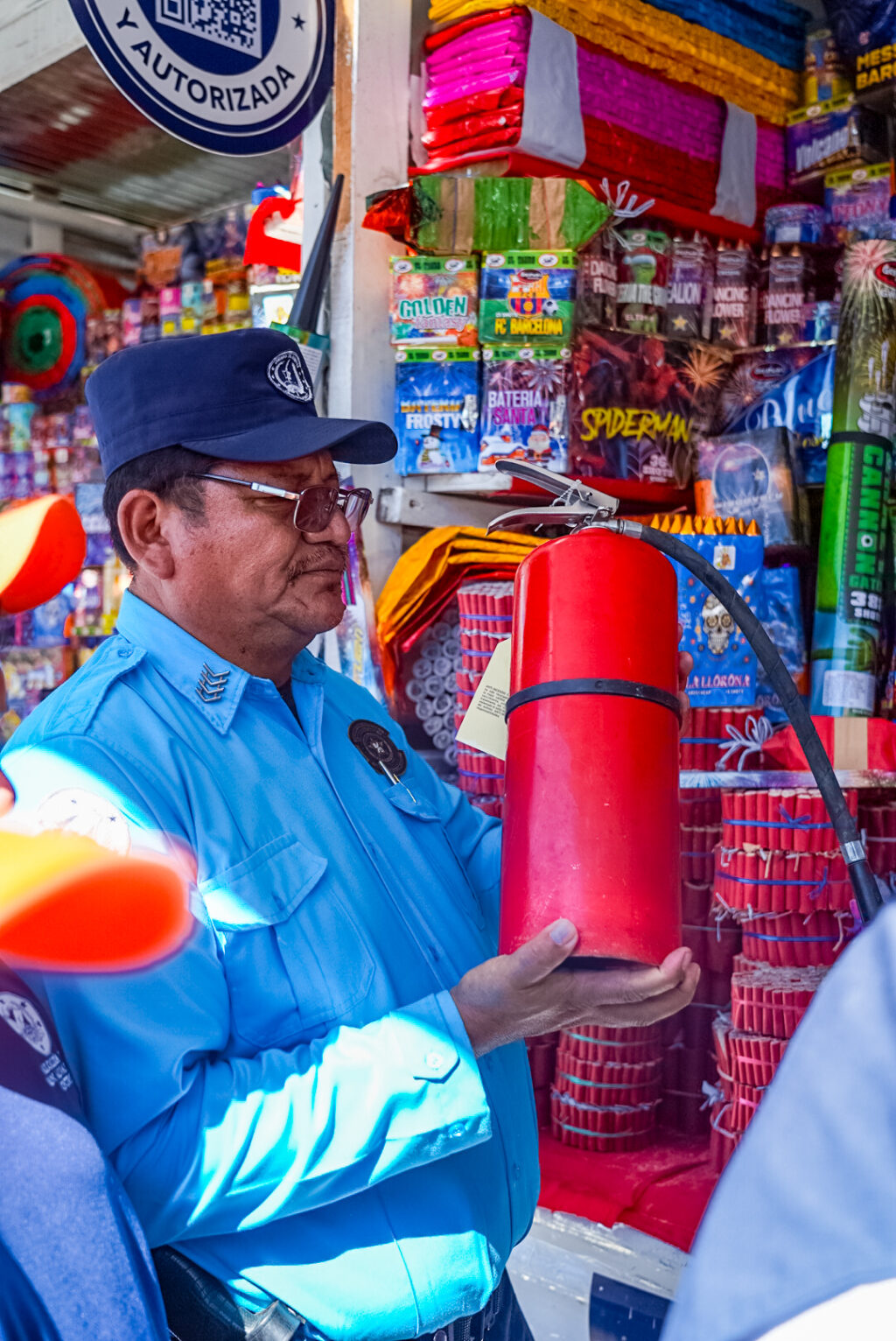 Supervisan puestos de pólvora autorizados para reforzar la seguridad en San Salvador Centro