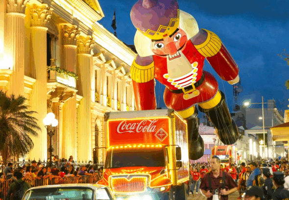 Caravana Coca-Cola reúne a miles de familias en una jornada festiva en el Centro Histórico de San Salvador