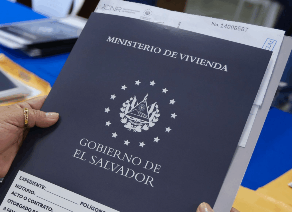 Entrega de escrituras beneficia a familias salvadoreñas con US$400,000
