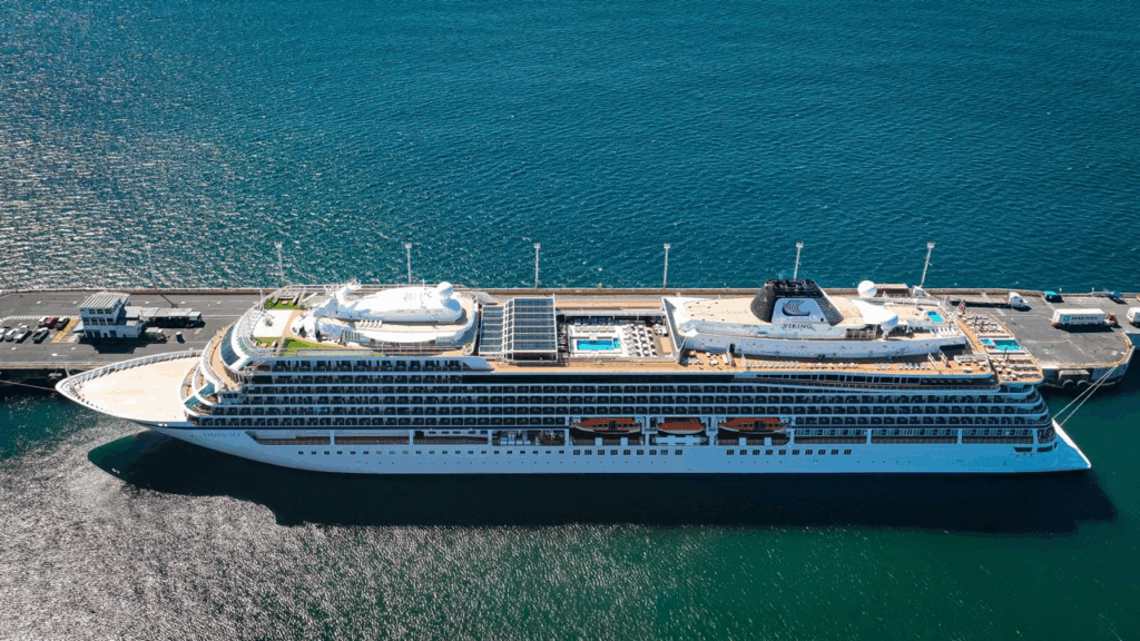 Cerca de mil turistas extranjeros fortalecen el comercio nacional con llegada del Viking Sky a Acajutla