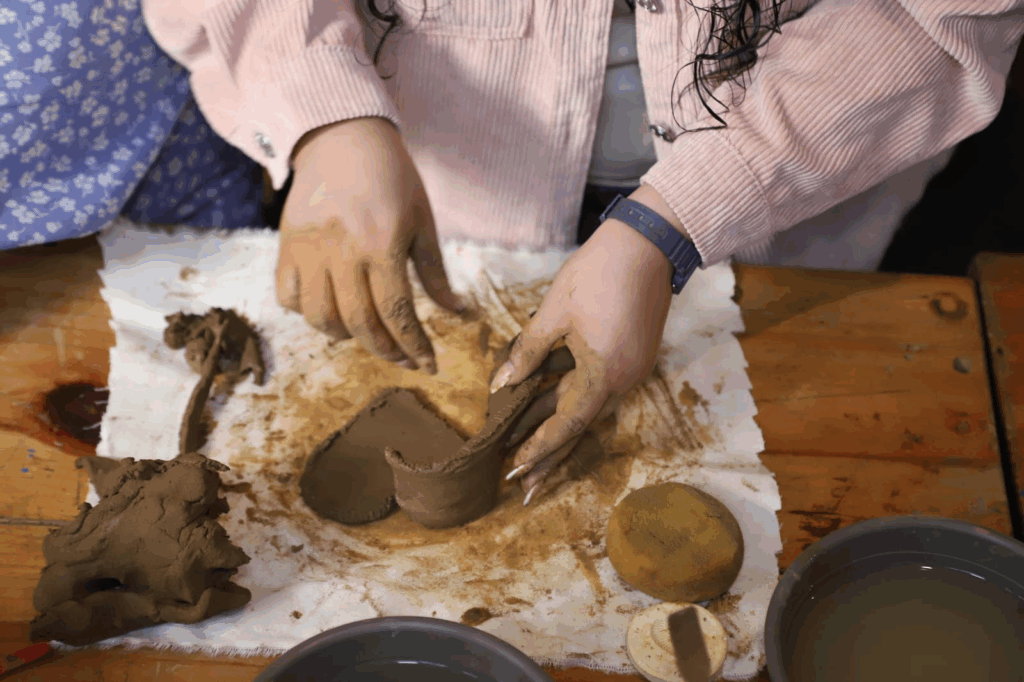 Taller vivencial enseñará técnicas de pintura decorativa en macetas de barro