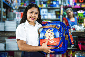 Padres y estudiantes encuentran variedad de útiles escolares en el Mercado Central