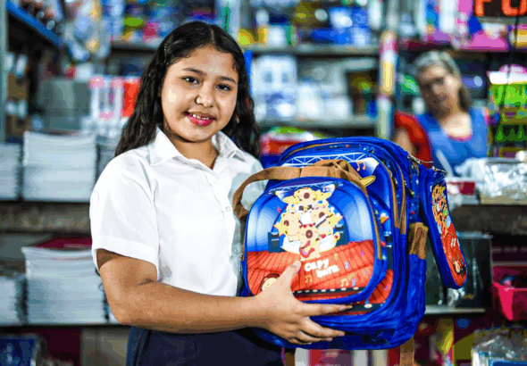 Padres y estudiantes encuentran variedad de útiles escolares en el Mercado Central