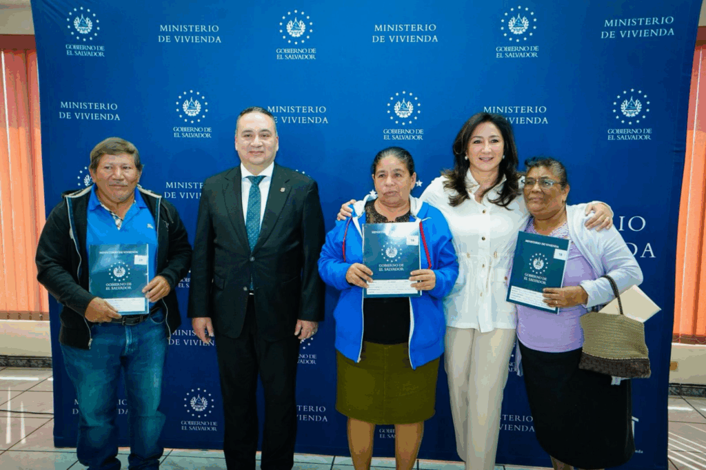 Familias reciben escrituras tras décadas de espera y recuperan certeza legal