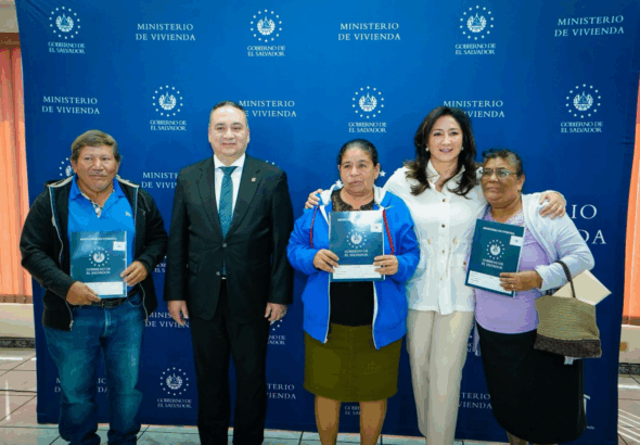 Familias reciben escrituras tras décadas de espera y recuperan certeza legal