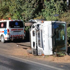 Aparatoso accidente en el km 102 deja a motorista con lesiones leves