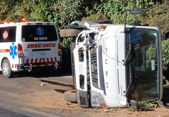 Aparatoso accidente en el km 102 deja a motorista con lesiones leves
