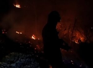 Más de 50 incendios activan alerta y despliegue nacional de bomberos
