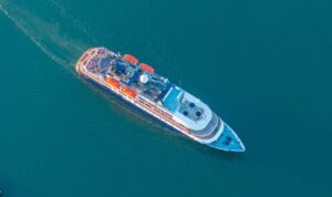 Turistas internacionales llegan a El Salvador a bordo del Hebridean Sky