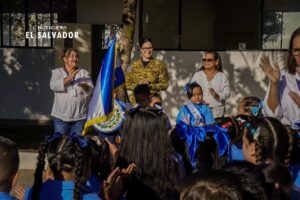 Ministra de Educación participó en lunes cívico en parvularia de Zacamil