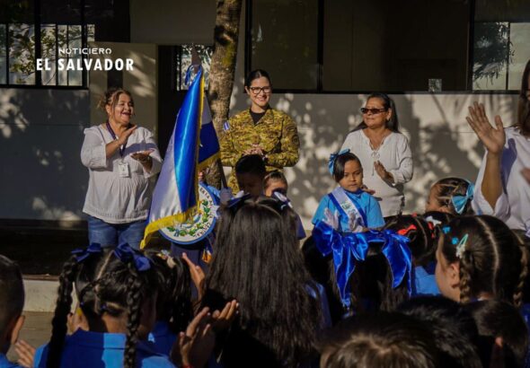 Ministra de Educación participó en lunes cívico en parvularia de Zacamil