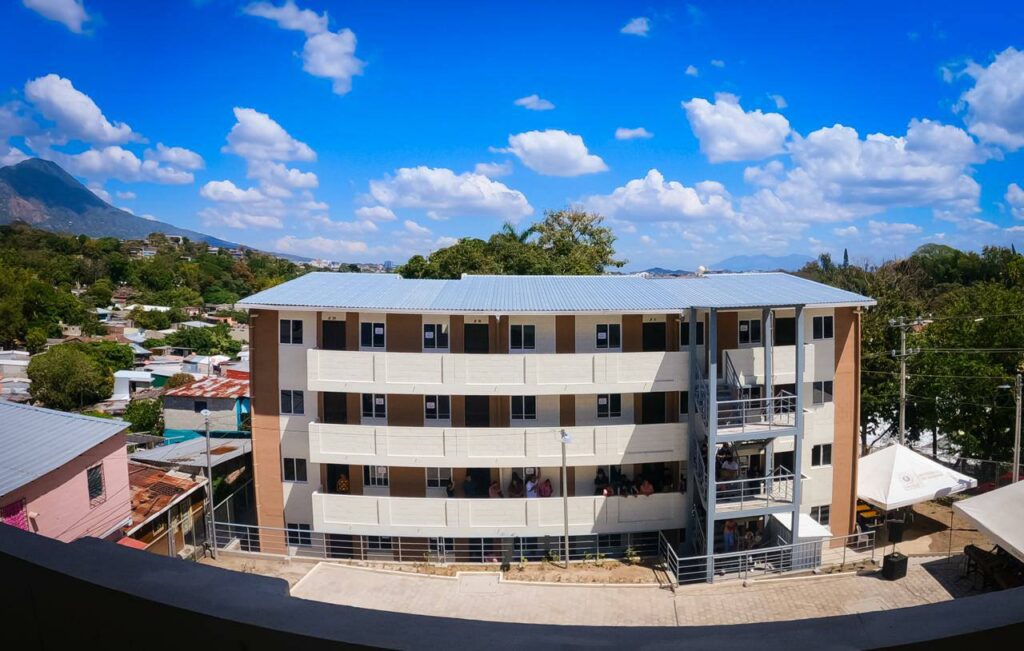 Entregan apartamentos a 80 familias que vivían en riesgo