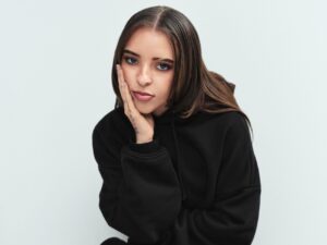 Gap se asocia con Young Miko para crear un video musical original para la campaña de primavera de 2026