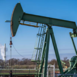 Petróleo supera los US$106 y toma impulso en los mercados