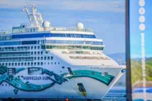 Norwegian Jade fortalece economía turística en Acajutla