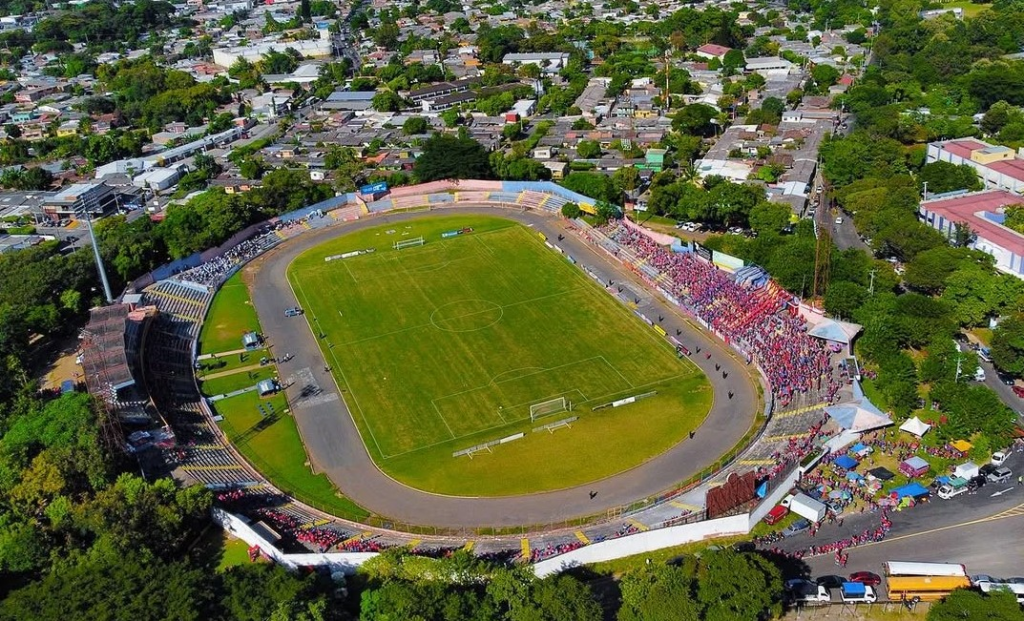 Avanza financiamiento para mejorar escenarios deportivos en El Salvador