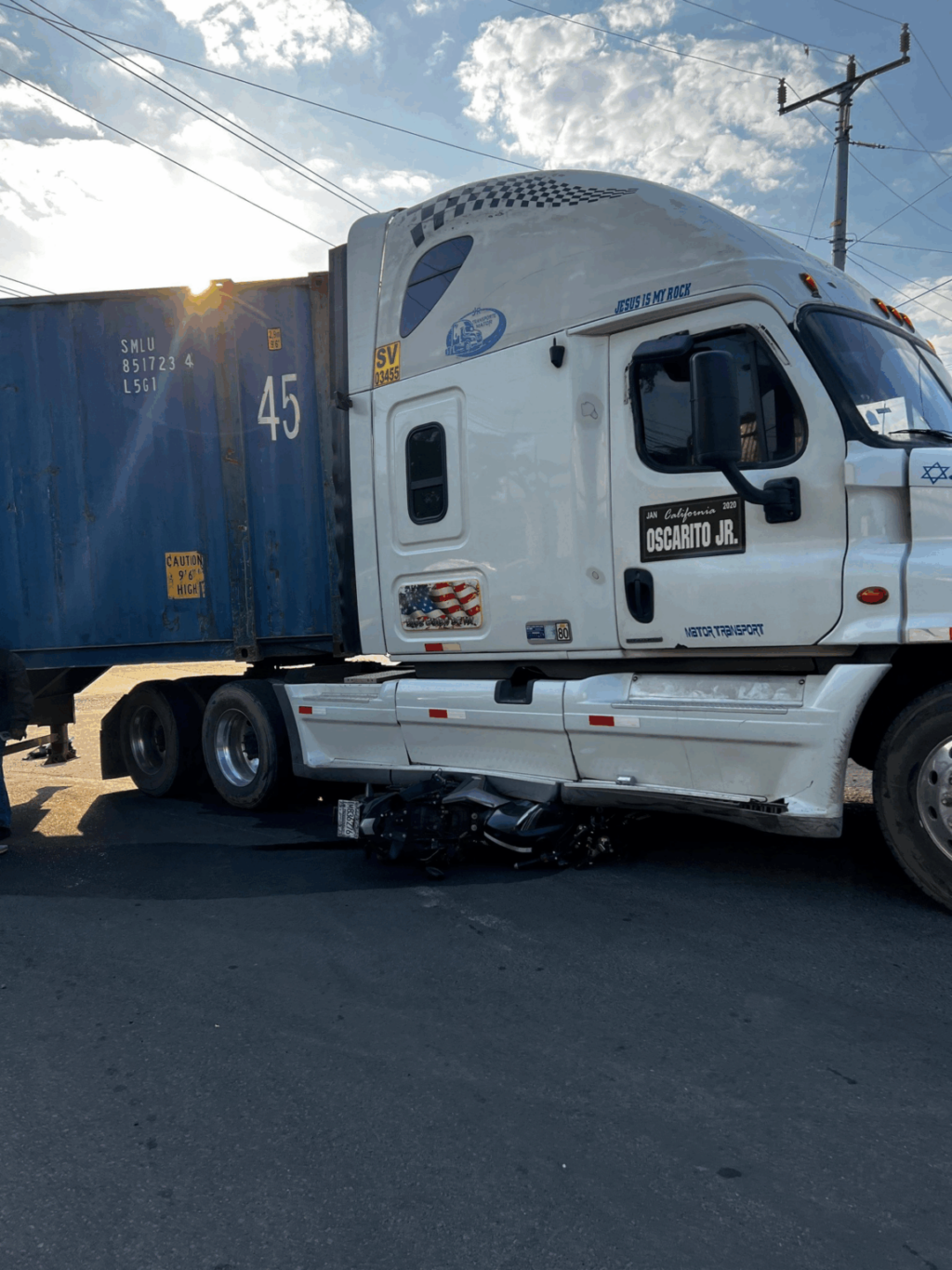 Dos heridos tras choque entre rastra y motocicleta