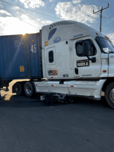 Dos heridos tras choque entre rastra y motocicleta