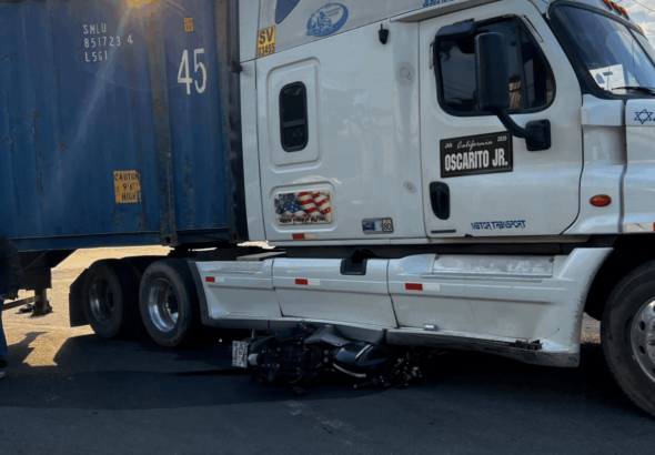 Dos heridos tras choque entre rastra y motocicleta