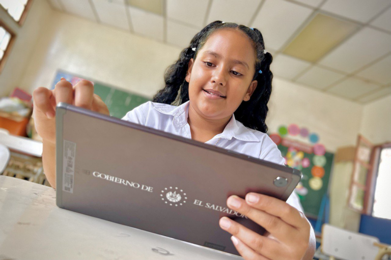 Avalan US$501 millones para transformar el sistema educativo con tecnología