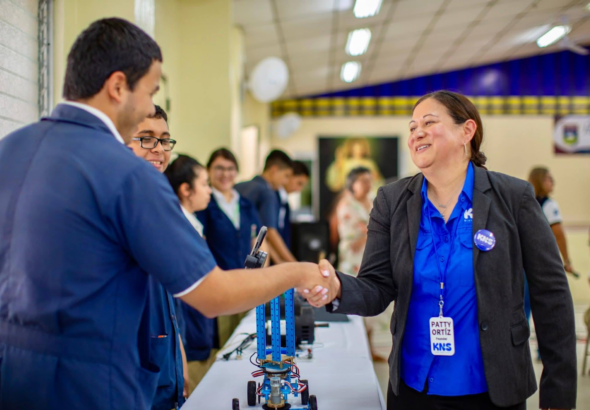 De la NASA a las aulas: una salvadoreña impulsa el interés por la ciencia en estudiantes