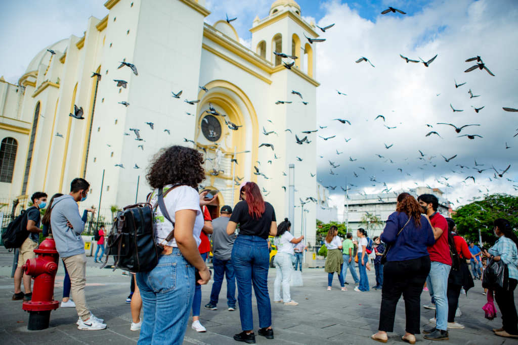 Calificación de riesgo de El Salvador se mantiene sin cambios según Fitch