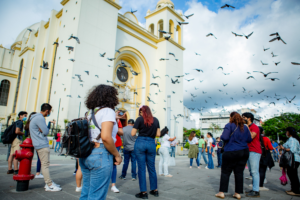 Calificación de riesgo de El Salvador se mantiene sin cambios según Fitch