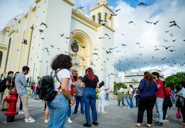 Calificación de riesgo de El Salvador se mantiene sin cambios según Fitch