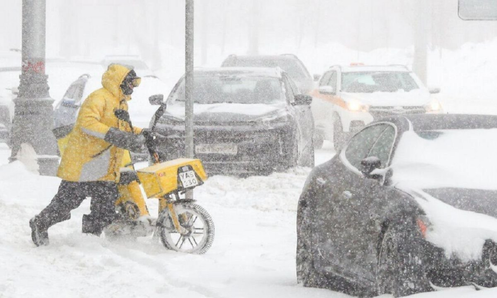Fuertes nevadas y bajas temperaturas activan alerta en Moscú