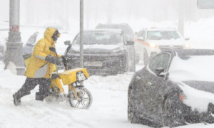 Fuertes nevadas y bajas temperaturas activan alerta en Moscú