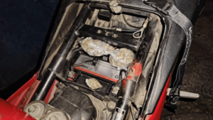 Detenido con 21 porciones de marihuana en motocicleta