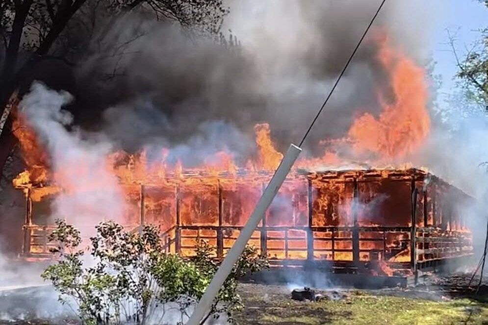 Bomberos controlan fuerte incendio en vivienda en Virginia