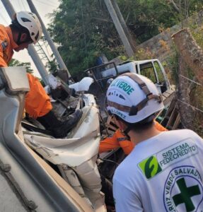Aparatoso choque entre vehículos pesados y autobús deja una víctima mortal en Aguilares