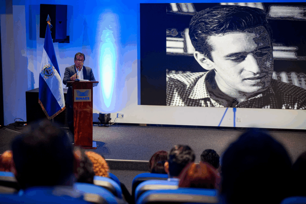 “Mi más hondo anhelo”: homenaje a Roque Dalton reúne escritos, fotografías y objetos personales en la BINAES