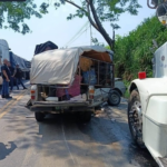 Cinco heridos tras aparatosa colisión entre transporte pesado y pick-up en carretera al Pacífico
