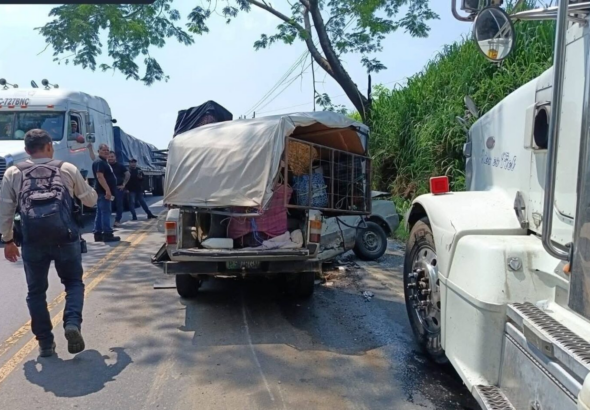Cinco heridos tras aparatosa colisión entre transporte pesado y pick-up en carretera al Pacífico