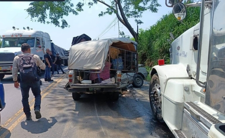 Cinco heridos tras aparatosa colisión entre transporte pesado y pick-up en carretera al Pacífico