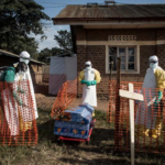 OMS alerta por aumento de casos de ébola mientras trasladan paciente a Alemania