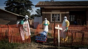 OMS alerta por aumento de casos de ébola mientras trasladan paciente a Alemania
