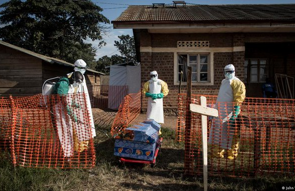 OMS alerta por aumento de casos de ébola mientras trasladan paciente a Alemania