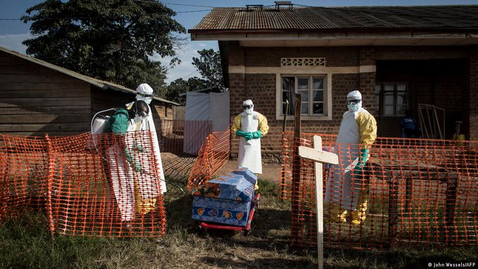 OMS alerta por aumento de casos de ébola mientras trasladan paciente a Alemania