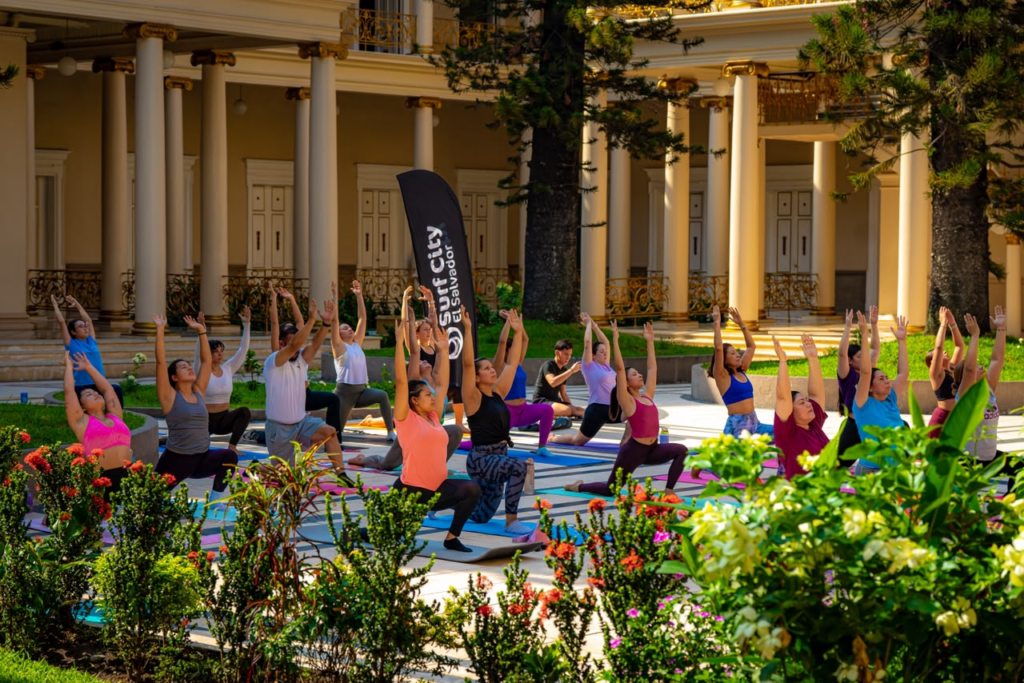 Palacio Nacional recibe jornada de yoga como parte de Surf City Wellness Connection