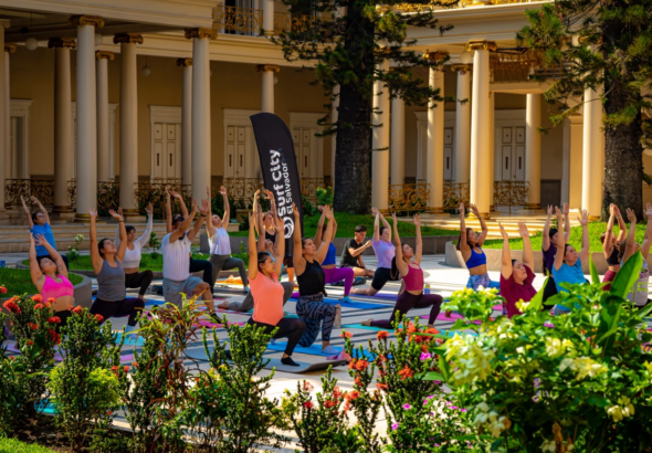 Palacio Nacional recibe jornada de yoga como parte de Surf City Wellness Connection