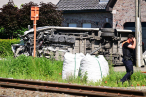 Autobús escolar es embestido por tren de alta velocidad en Bélgica: varios menores resultan heridos
