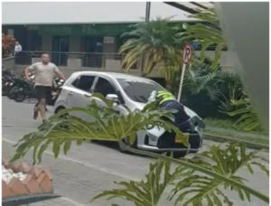 Video viral muestra brutal agresión contra agente de tránsito en Armenia, Colombia
