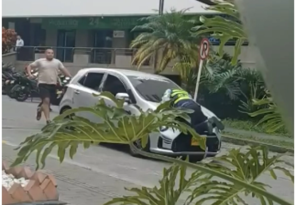 Video viral muestra brutal agresión contra agente de tránsito en Armenia, Colombia