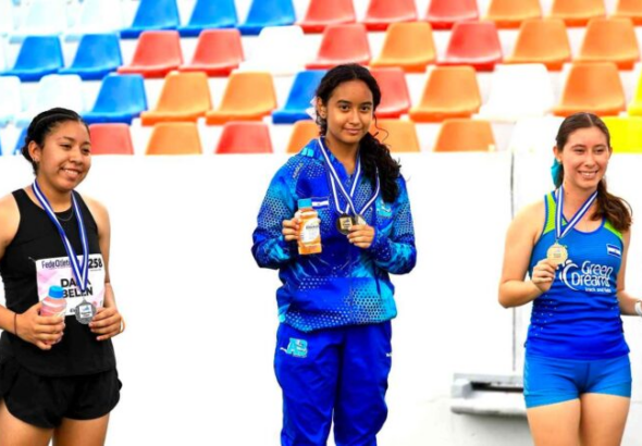 Adriana Bermúdez rompe récord nacional y destaca en el atletismo salvadoreño