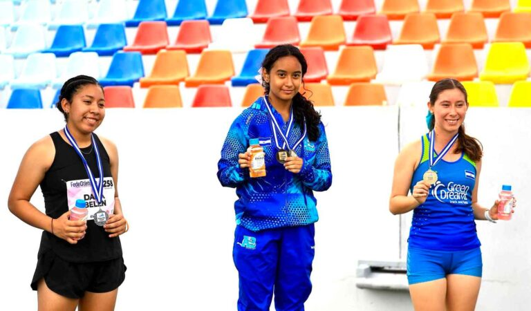 Adriana Bermúdez rompe récord nacional y destaca en el atletismo salvadoreño