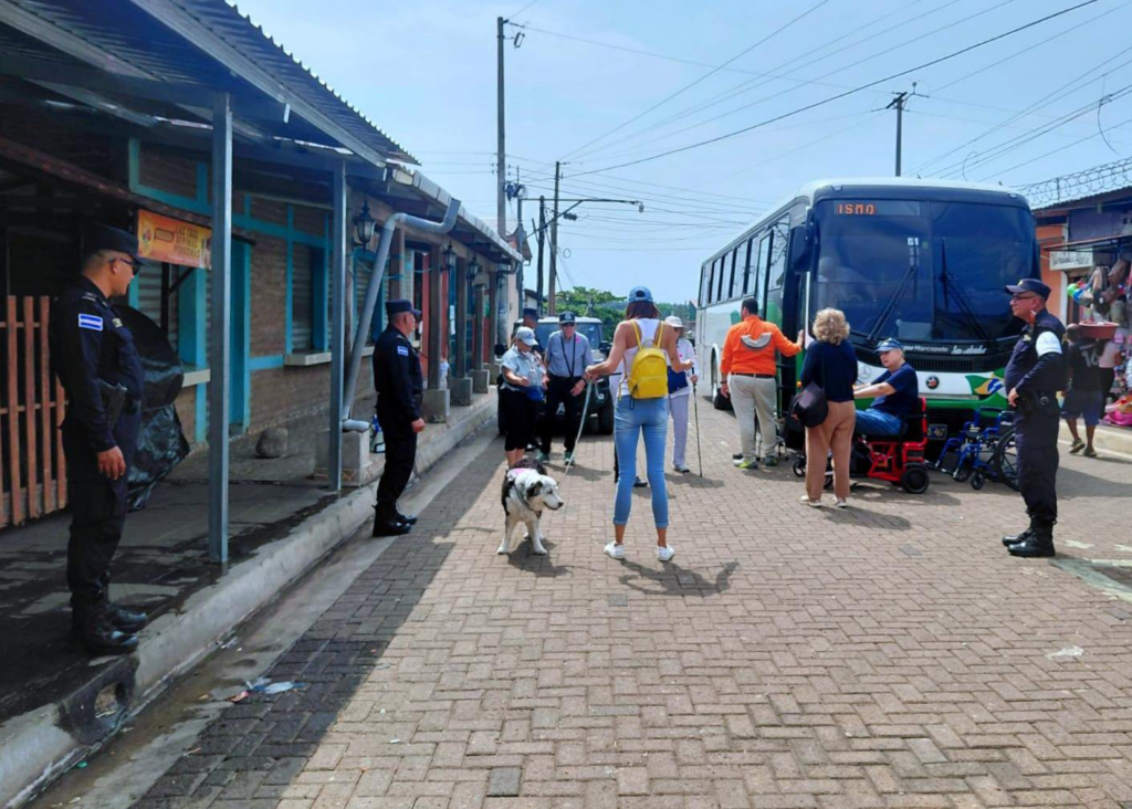 Más de 900 turistas llegan a El Salvador a bordo del crucero Volendam