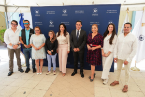 Entregan escrituras a familias de Nueva Sacazil en Santa Tecla
